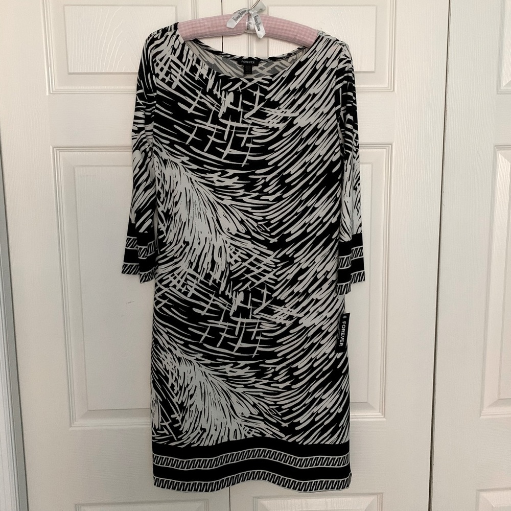 NWT•Forever•Black & White Print Long Sleeve Stretch Shift Dress